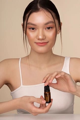 Woman holding her Organic Serum