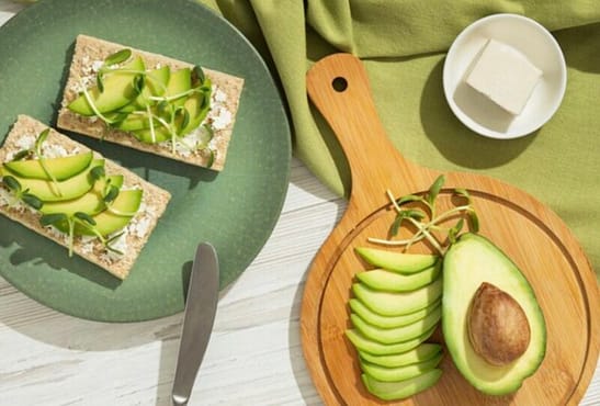 Wholegrain crackers with avocado