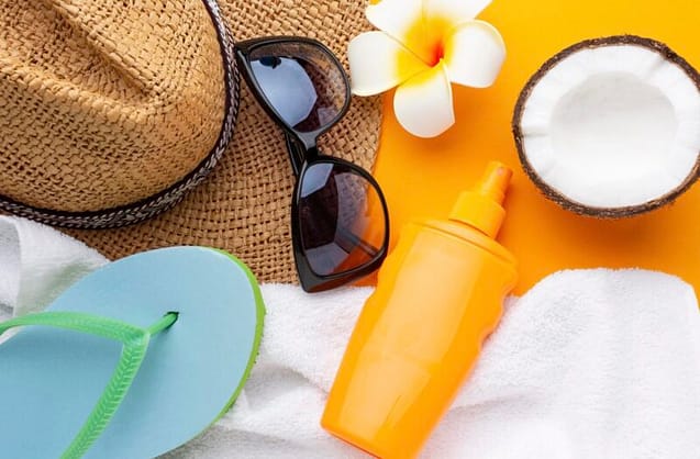 Natural sunscreen with other beach accesories